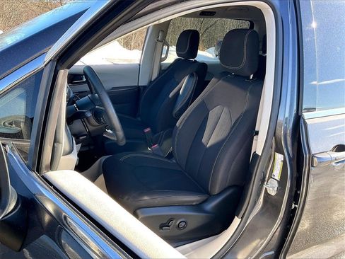 Used 2023 Chrysler Voyager LX image 9