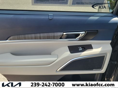 Certified 2025 Kia Telluride EX w/ EX Captain's Chair Package FWD image 15