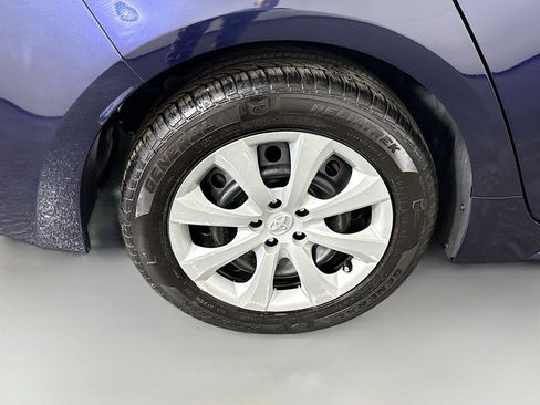 Used 2021 Toyota Corolla LE image 32