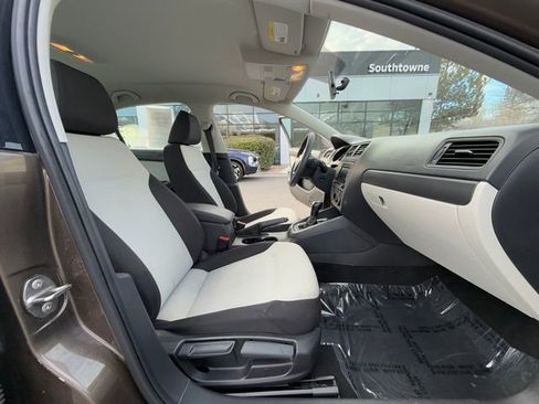 Used 2015 Volkswagen Jetta S image 32
