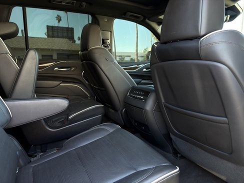 Used 2022 Cadillac Escalade Premium Luxury image 39