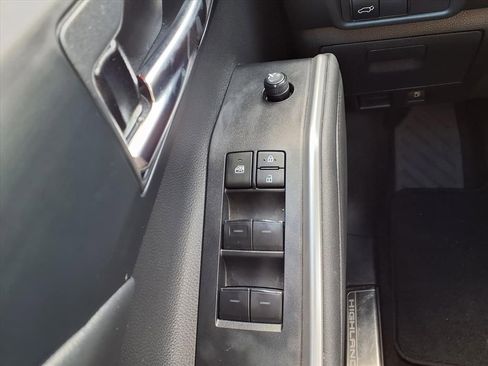 Used 2024 Toyota Highlander XSE image 25