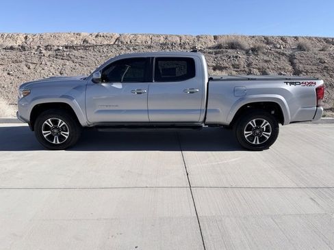 Used 2017 Toyota Tacoma TRD Off-Road image 4