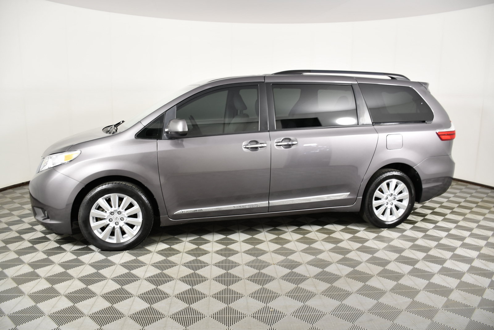 Used 2017 Toyota Sienna XLE Premium AWD/4WD image 9
