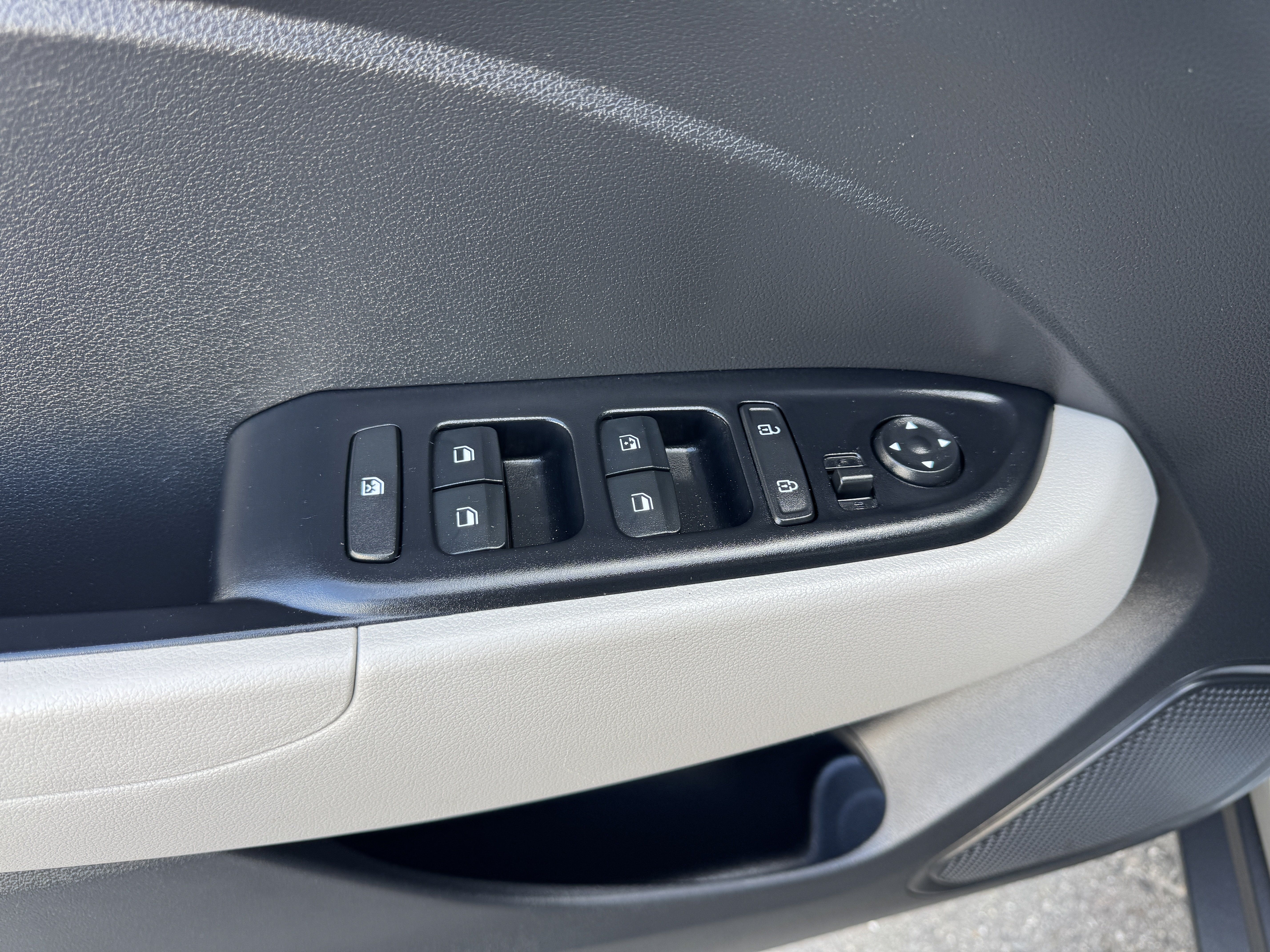 Used 2023 Hyundai Venue SEL FWD image 11