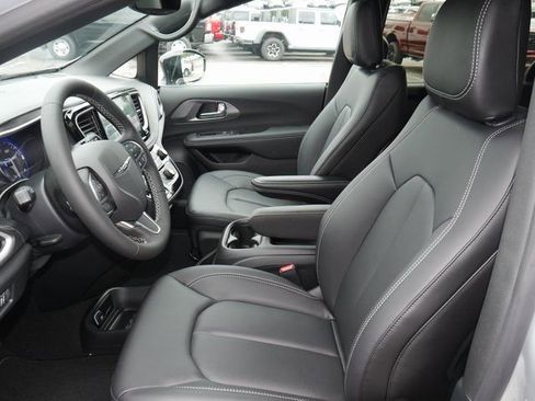 New 2026 Chrysler Pacifica Select image 2