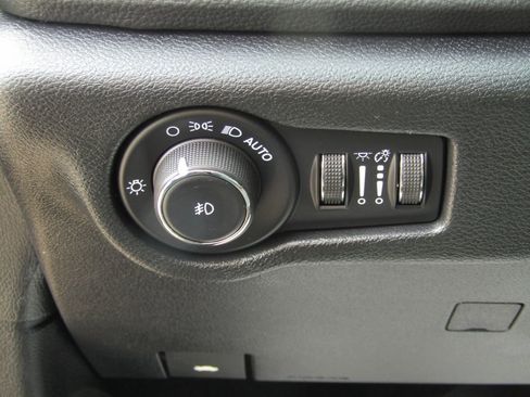 Used 2025 Chrysler Pacifica Limited FWD image 19