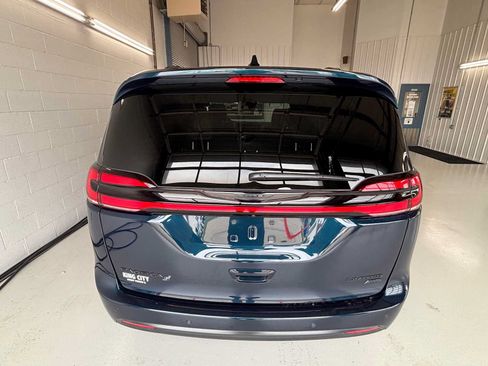 Used 2025 Chrysler Pacifica Limited AWD/4WD image 7