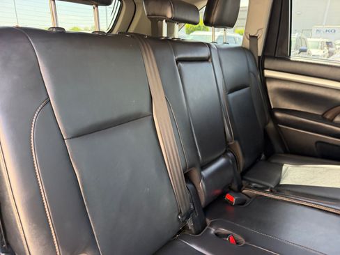 Used 2019 Toyota Highlander XLE FWD image 18