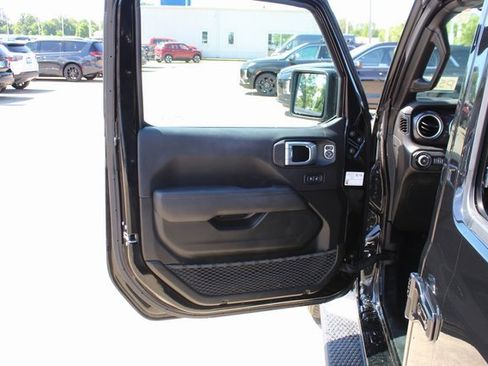 Used 2022 Jeep Wrangler Unlimited Sahara image 10