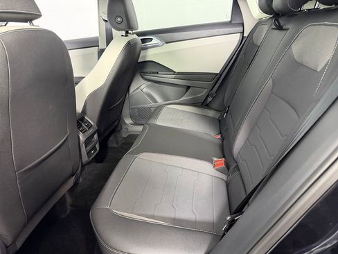 Used 2025 Volkswagen Taos SE w/ Panoramic Sunroof Package FWD image 26