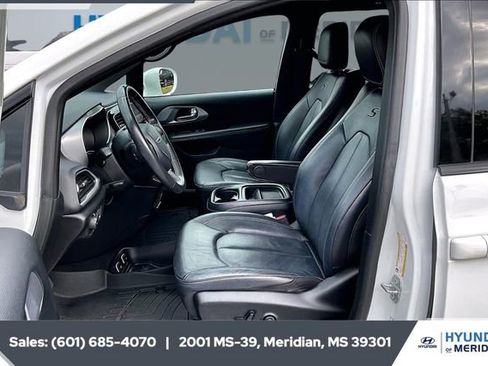 Used 2020 Chrysler Pacifica Touring-L w/ S Appearance Package image 17