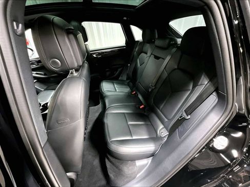 Used 2024 Porsche Macan image 31