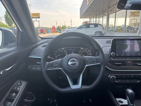 Used 2025 Nissan Altima 2.5 SV FWD image 29
