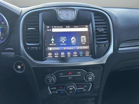 Used 2018 Chrysler 300 Limited image 28