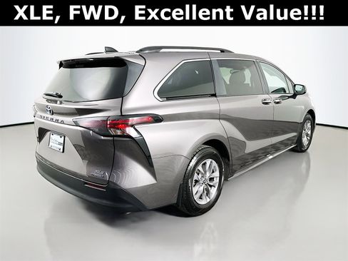 Used 2023 Toyota Sienna XLE image 8