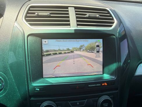 Used 2017 Ford Explorer XLT w/ Equipment Group 202A FWD image 10
