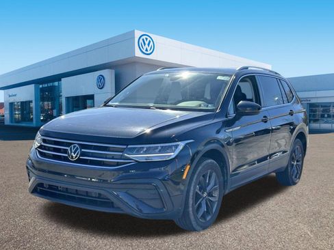 Certified 2023 Volkswagen Tiguan SE w/ Panoramic Sunroof Package AWD/4WD image 3