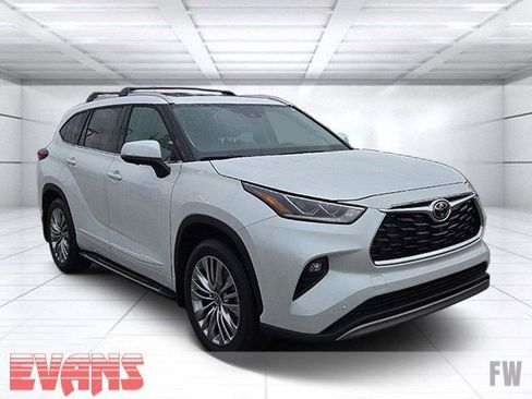 Used 2025 Toyota Highlander Platinum image 1