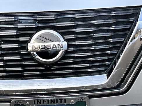 Used 2021 Nissan Rogue SV image 11