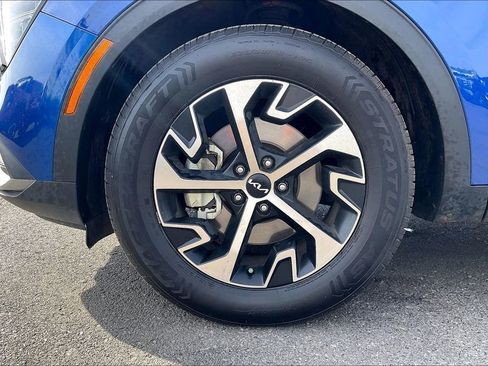 Used 2025 Kia Sportage EX image 2