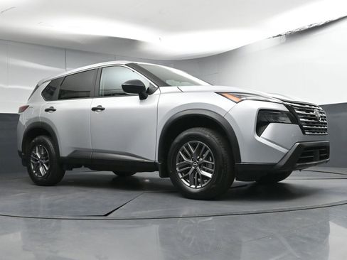 Used 2025 Nissan Rogue S image 21