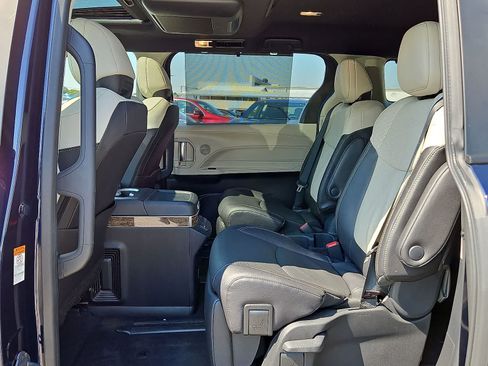 Used 2025 Toyota Sienna Platinum AWD/4WD image 30