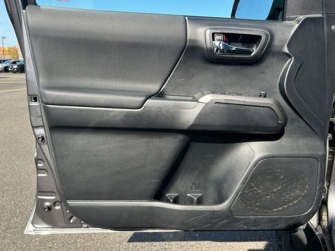 Used 2018 Toyota Tacoma TRD Sport AWD/4WD image 19