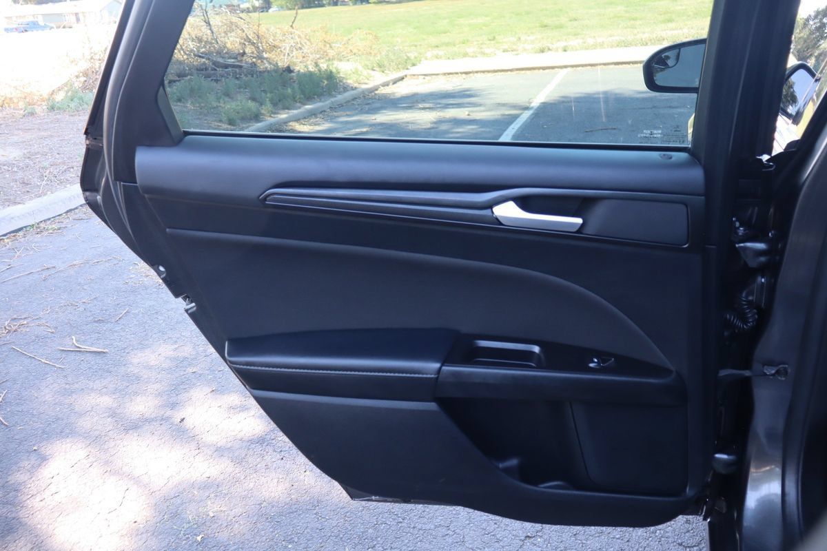 Used 2018 Ford Fusion SE w/ Equipment Group 201A FWD image 24
