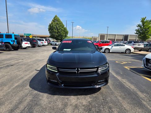 Used 2016 Dodge Charger SE w/ Popular Equipment Group image 2