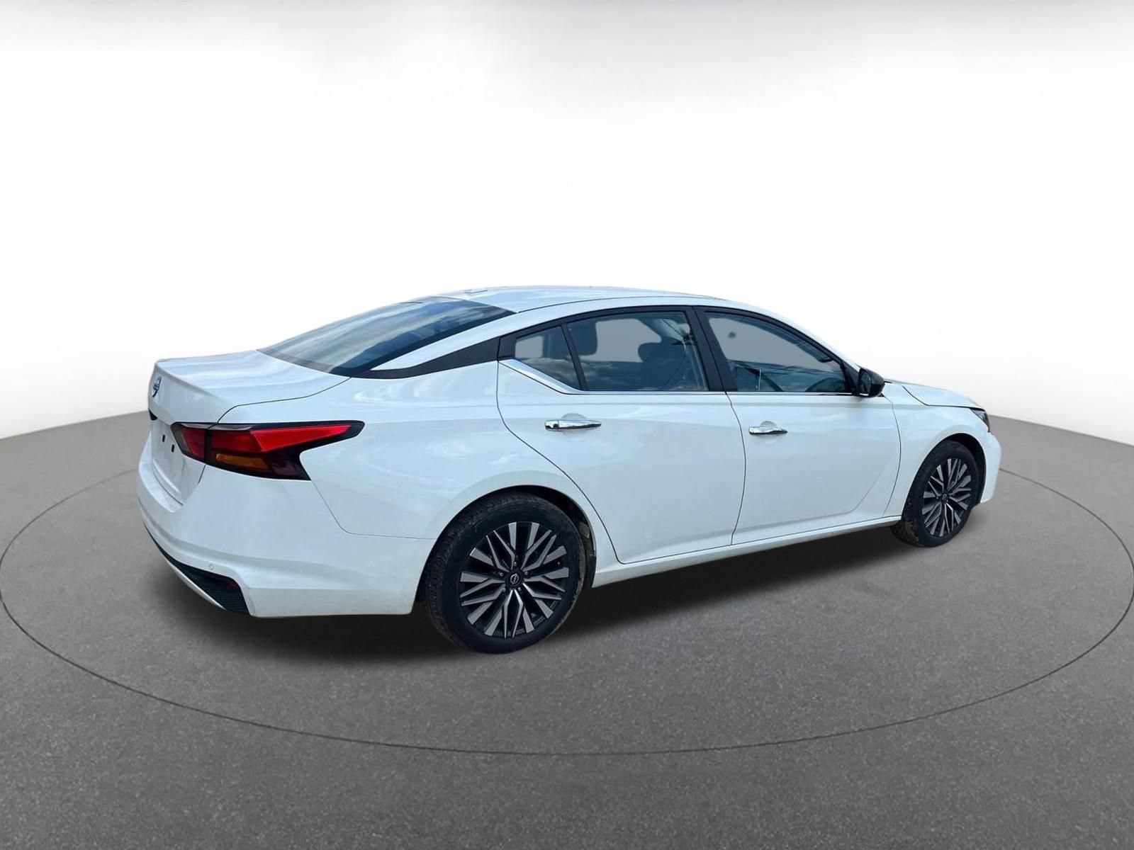 Used 2025 Nissan Altima 2.5 SV FWD image 16