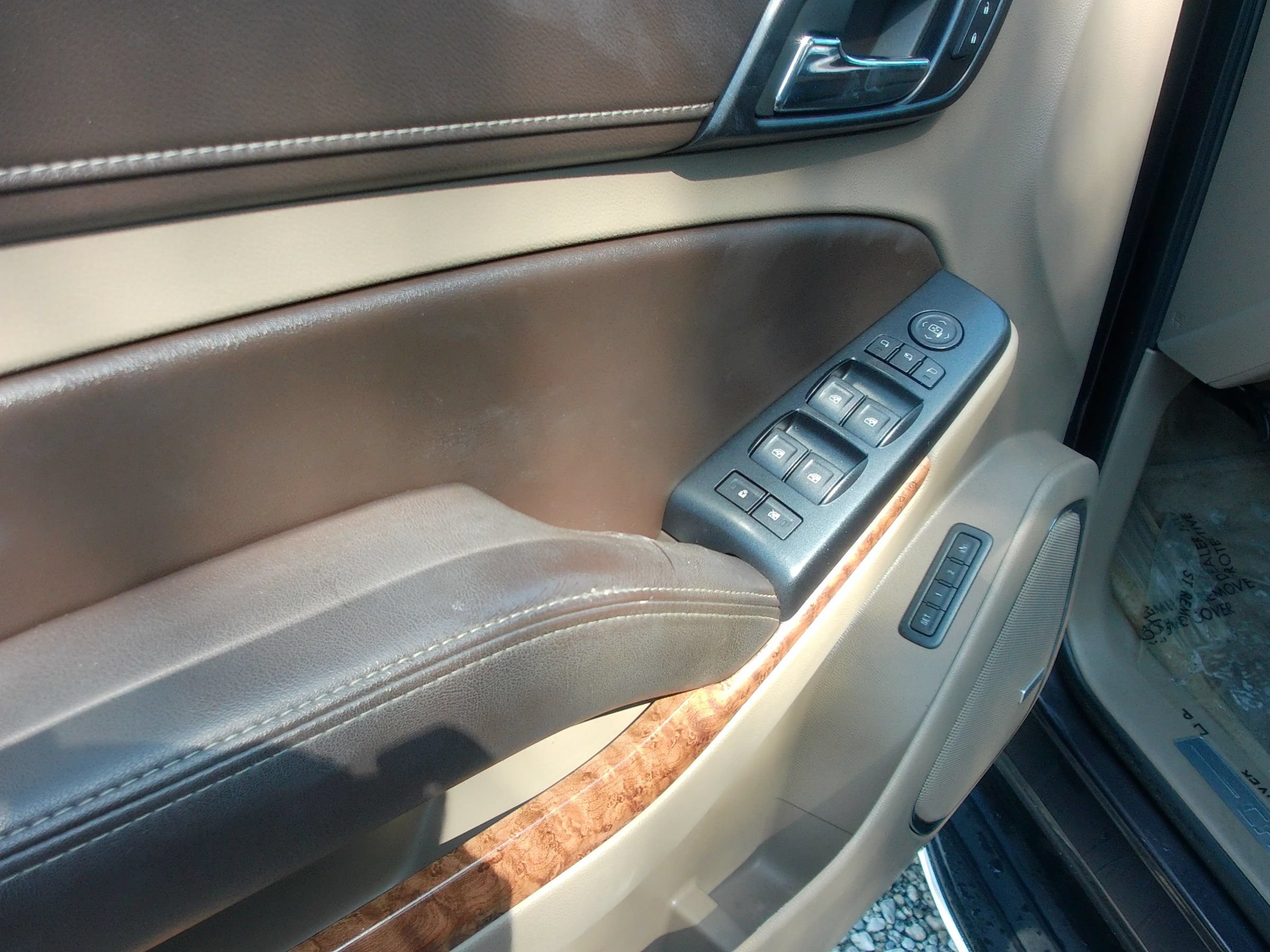 Used 2015 Chevrolet Suburban LTZ RWD image 12