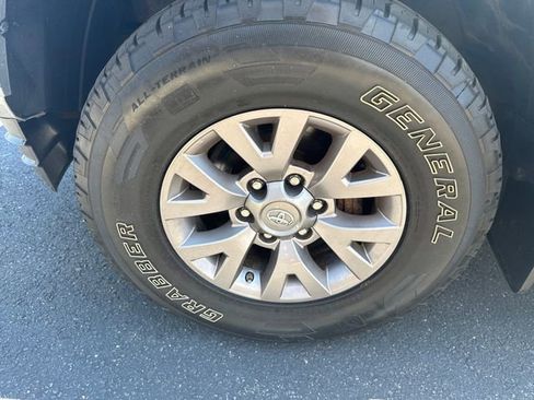 Used 2017 Toyota Tacoma SR5 w/ Tow Package AWD/4WD image 9