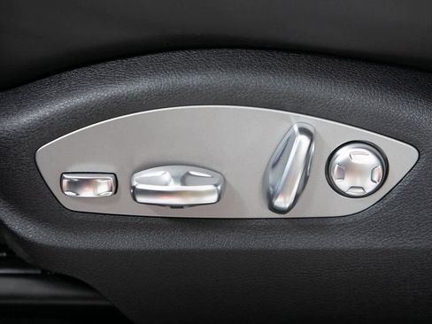 Certified 2025 Porsche Macan image 17