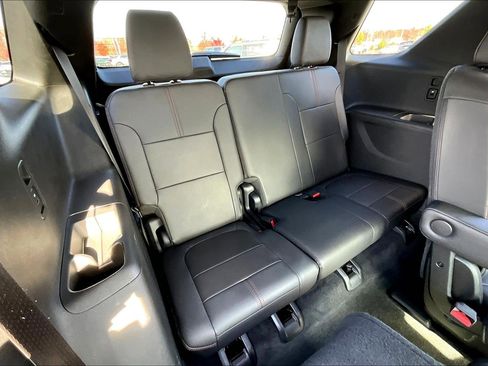 Used 2023 Chevrolet Traverse RS image 28
