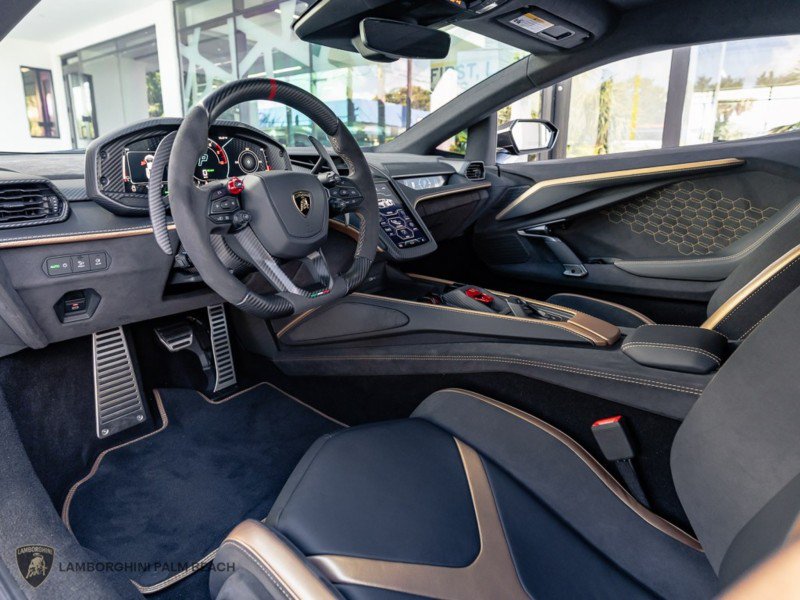 Used 2025 Lamborghini Revuelto AWD/4WD image 26