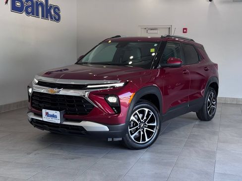 Used 2025 Chevrolet TrailBlazer LT w/ Convenience Package AWD/4WD image 2