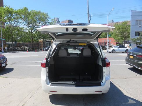 Used 2016 Toyota Sienna Limited Premium FWD image 25