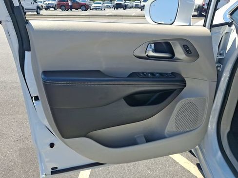 Used 2022 Chrysler Pacifica Touring-L FWD image 12