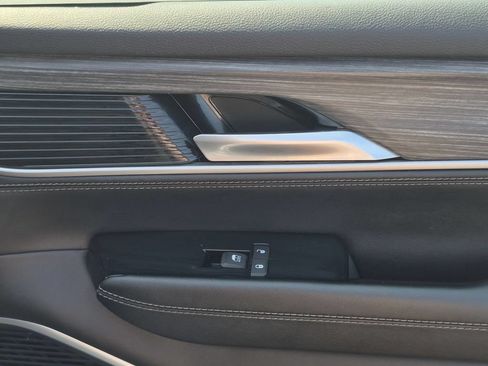 Certified 2024 Jeep Wagoneer L Series II w/ Flexible Seating Group RWD image 36