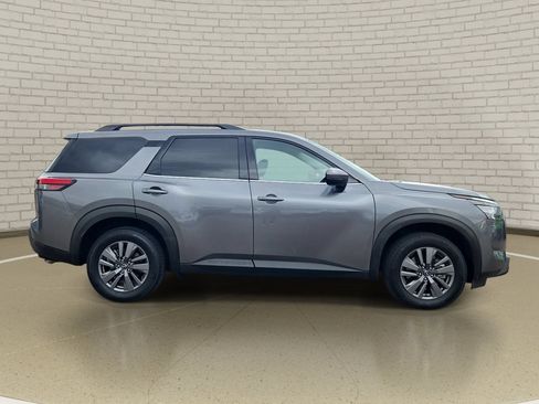 Used 2024 Nissan Pathfinder SV FWD image 4