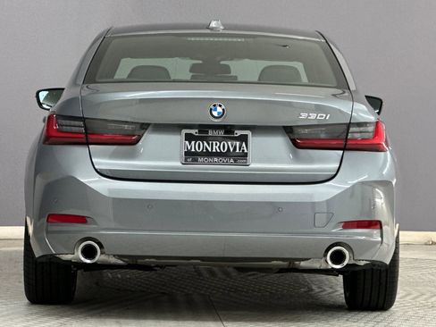 Used 2025 BMW 330i Sedan w/ Premium Package image 9