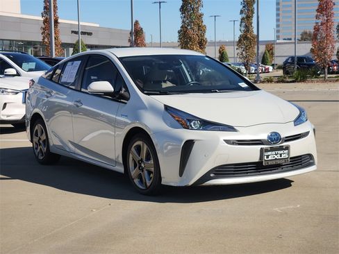 Used 2019 Toyota Prius XLE image 3