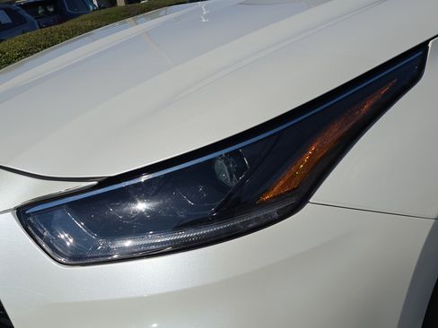 Used 2021 Toyota Highlander XLE image 10