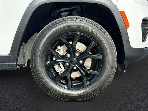 Used 2024 Jeep Grand Cherokee Altitude image 31