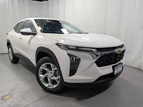 New 2026 Chevrolet Trax LS w/ LS Convenience Package FWD image 2