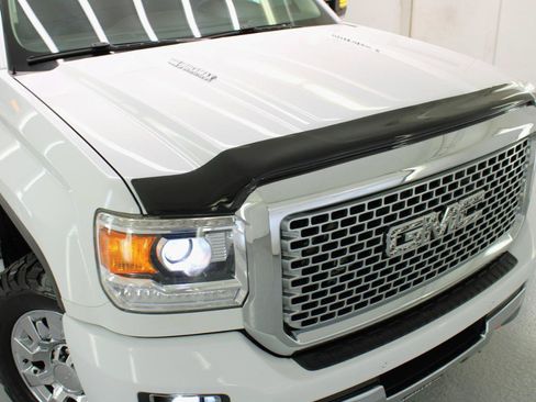 Used 2016 GMC Sierra 2500 Denali w/ Duramax Plus Package AWD/4WD image 18