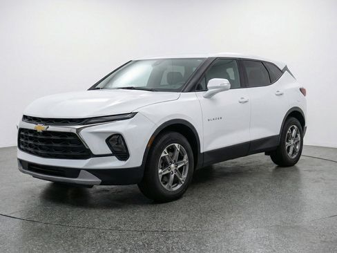 Used 2025 Chevrolet Blazer LT image 3