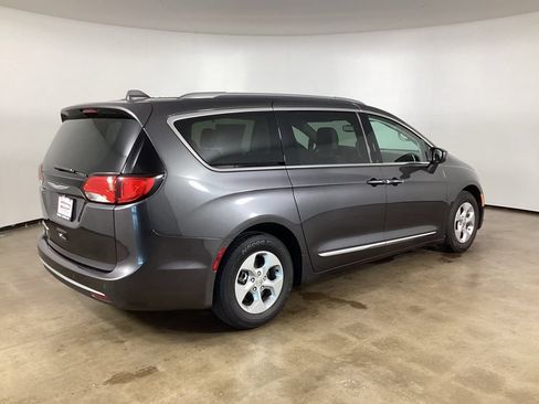 Used 2017 Chrysler Pacifica Touring-L Plus FWD image 8