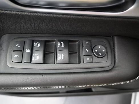 Used 2026 Chrysler Pacifica Limited FWD image 10